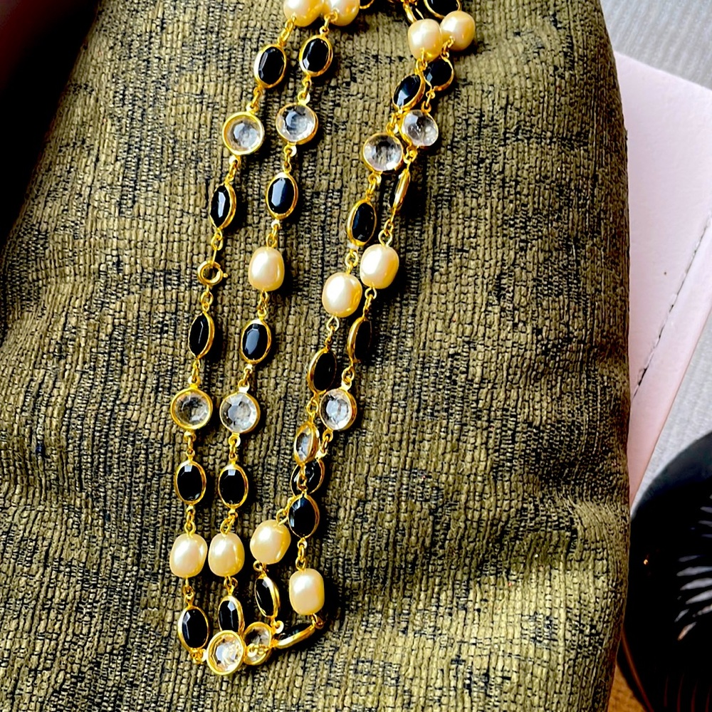 Channel like necklace with pear, crystal and black faceted stone